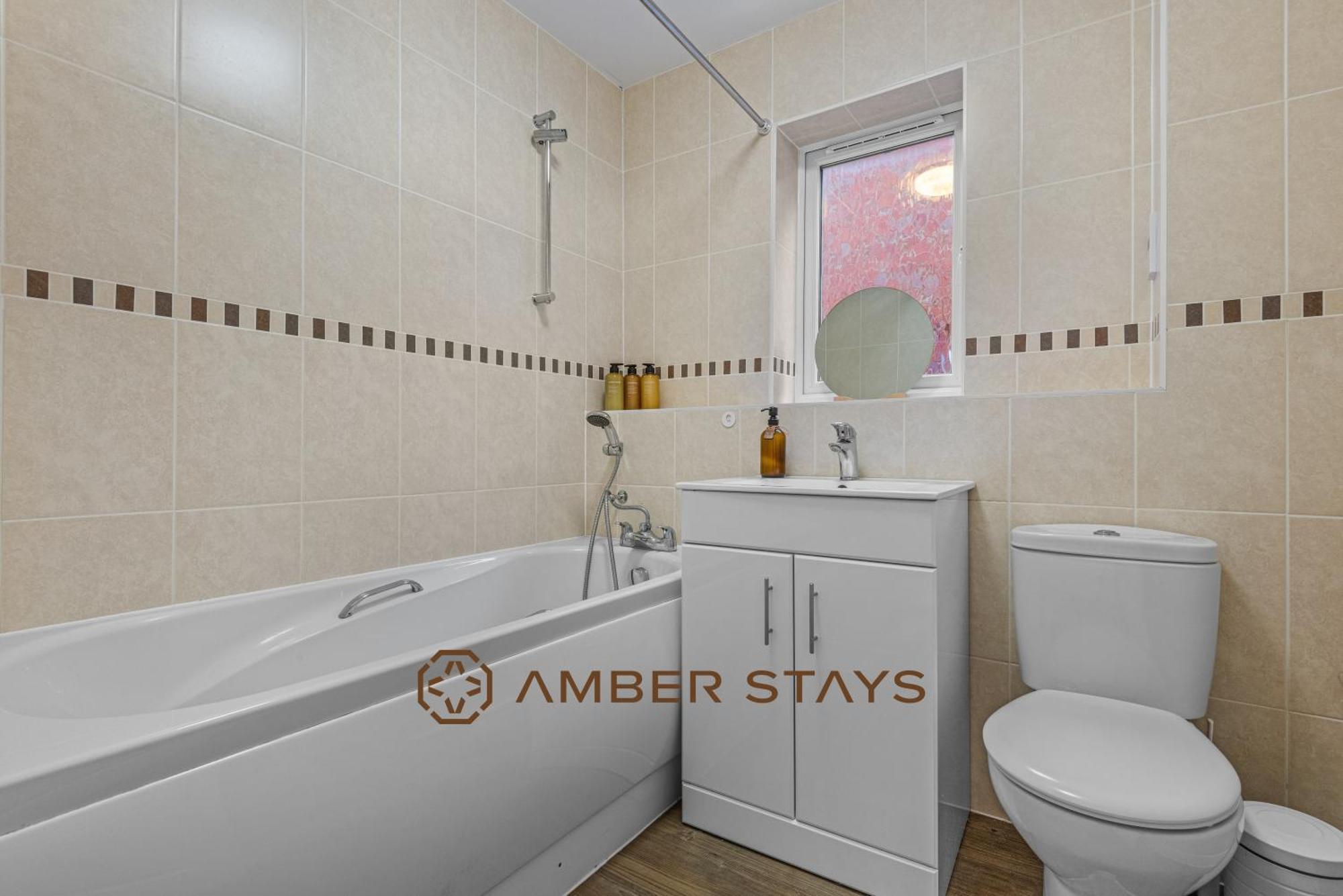 Spacious 5 Bed House In Reading By Amber Stays, Perfect For Business & Contractors, Sleeps 12! Eksteriør billede
