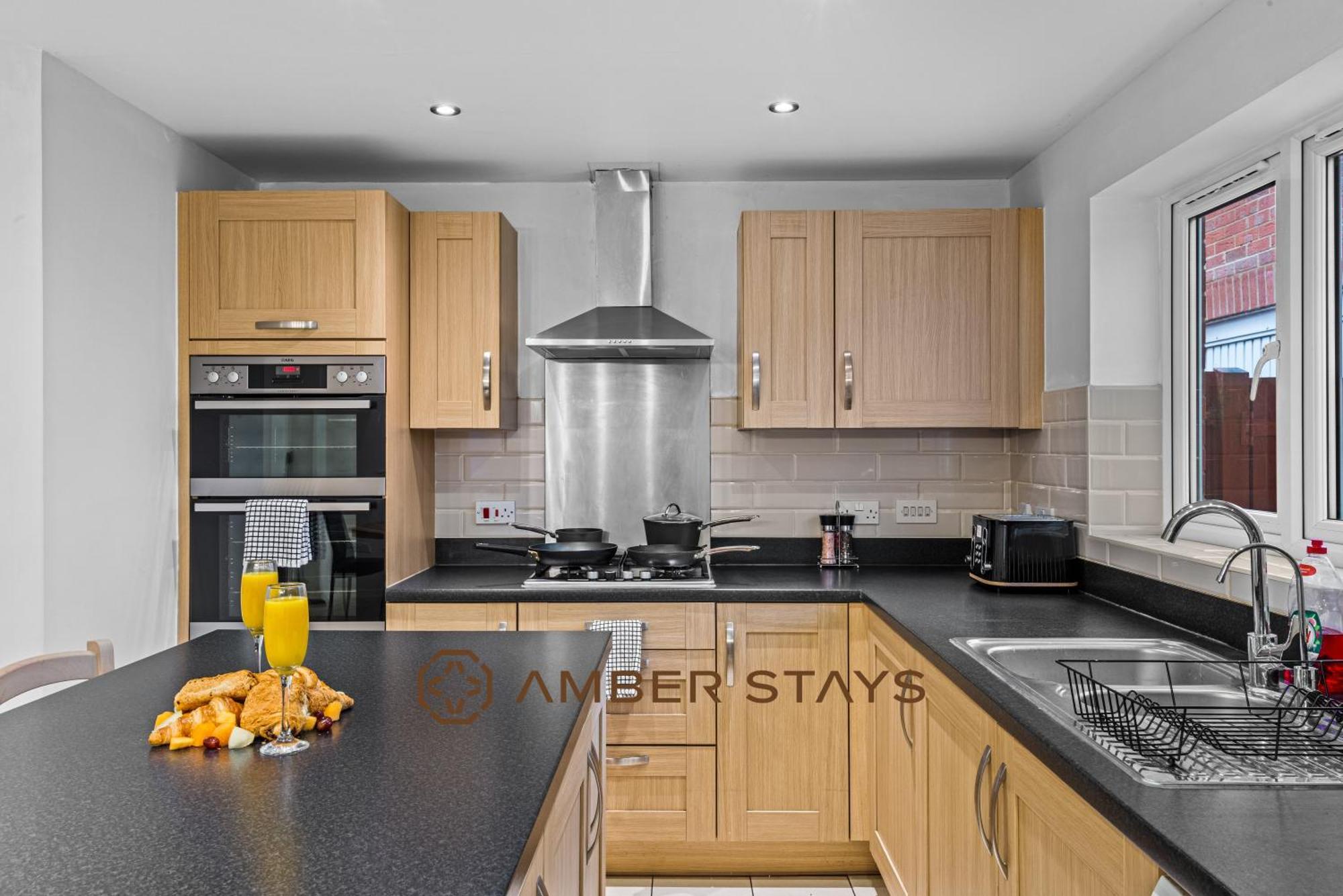 Spacious 5 Bed House In Reading By Amber Stays, Perfect For Business & Contractors, Sleeps 12! Eksteriør billede