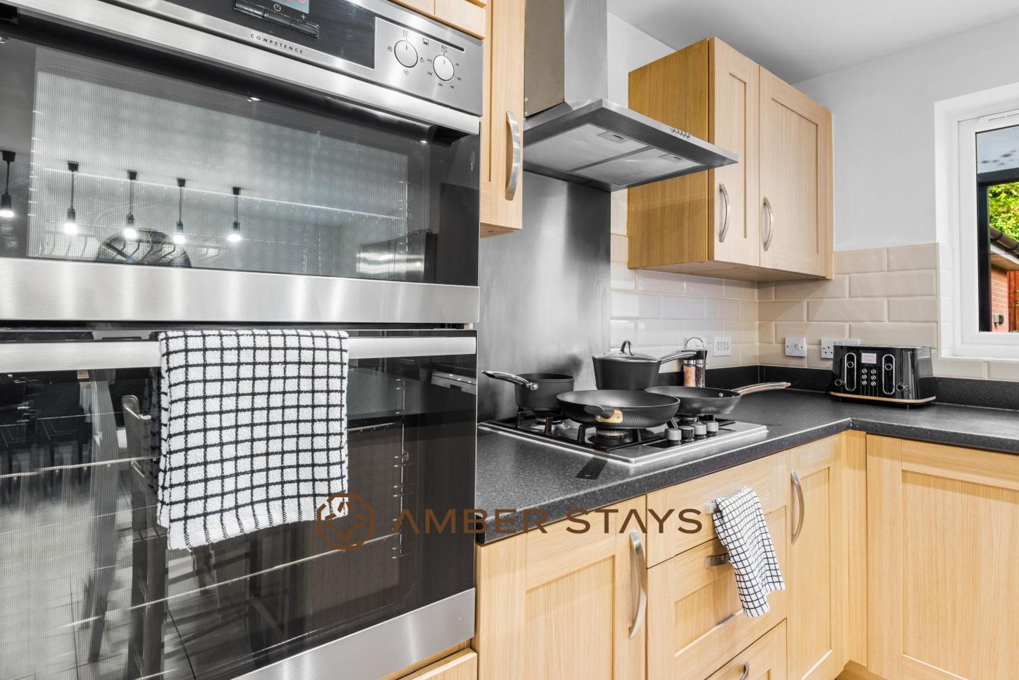 Spacious 5 Bed House In Reading By Amber Stays, Perfect For Business & Contractors, Sleeps 12! Eksteriør billede
